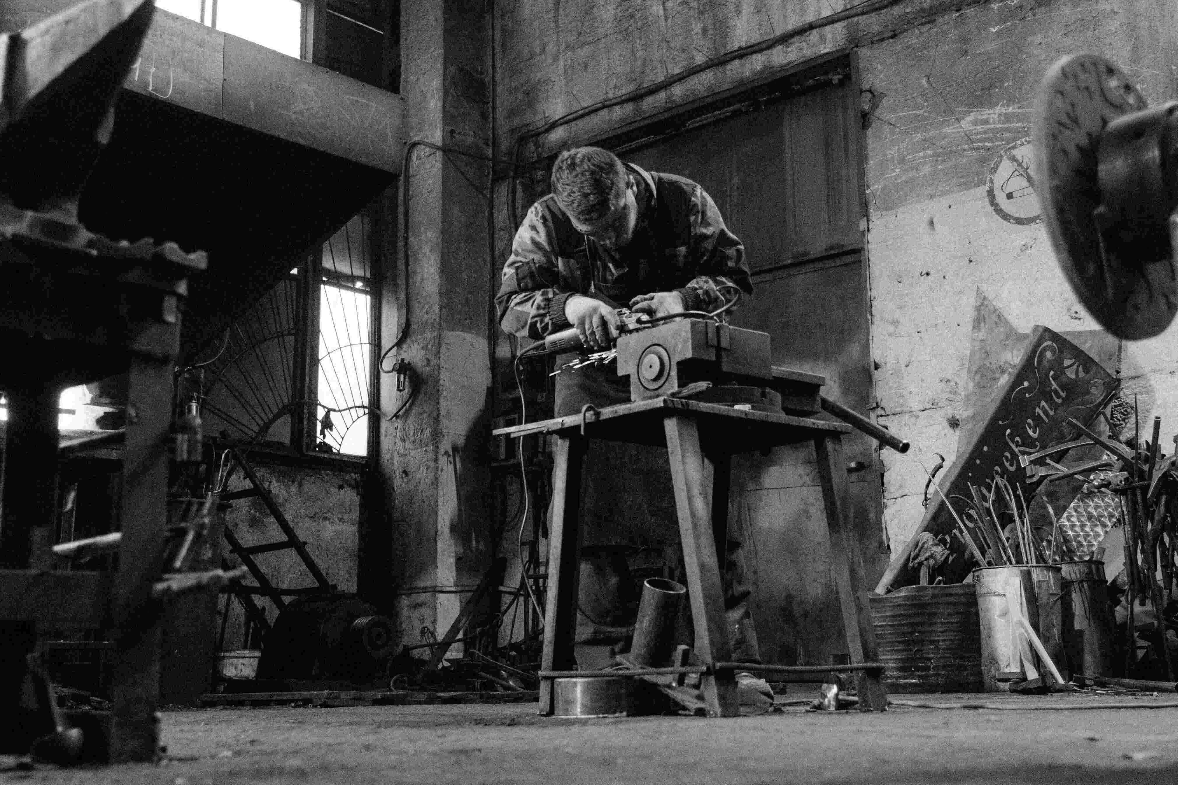 Operaio specializzato al banco di lavorazione meccanica presso l'officina Maver S.R.L.