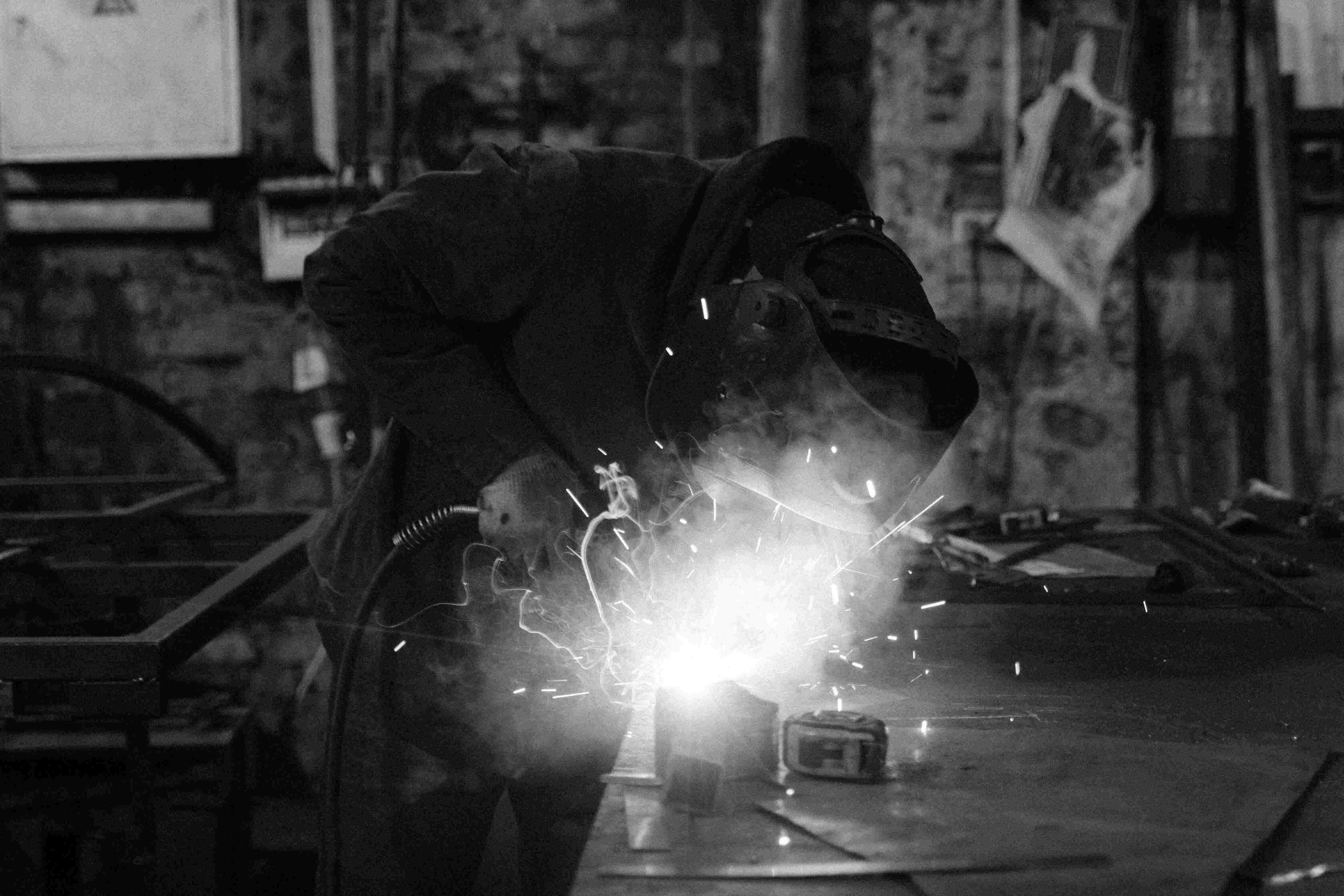 Saldatore al lavoro con scintille – saldatura di precisione in acciaio inox, Maver S.R.L.